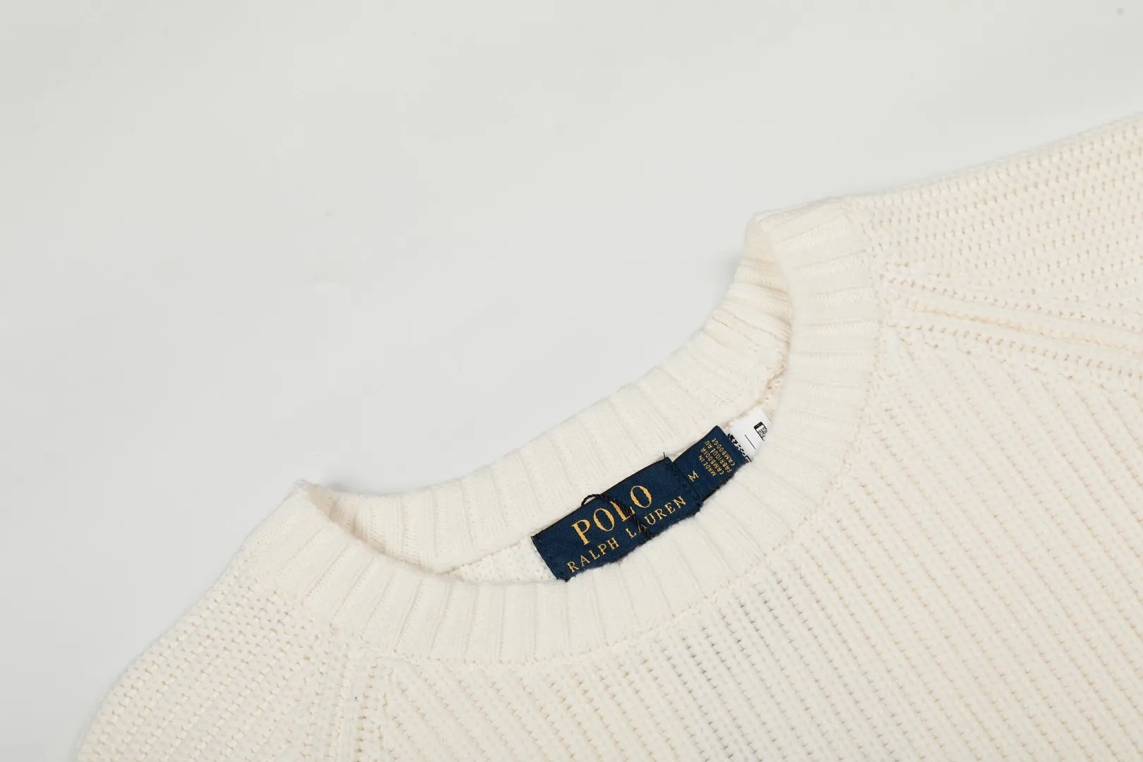 P220 Top quality" Style number: DS812# (not off the shelves all year round) [Ralph Lauren round neck piqué knitted sweater with war horse embroidery on the front and back] ✅Ralph Lauren classic basic versatile round neck pullover sweater for men and women ✅Main supply platform live broadcast Wholesale entity Replenish if out of stock Not removed from the shelves ✅ZP quality 1:1 version Scan the code to enter the GF website Counter quality ✅Detailed quality The only one in Guangzhou Imported quality cotton yarn Mainly high-end, cost-effective, good quality needless to say ✅The version is restored to the original order, the maximum size can be worn up to 200 pounds, loose, comfortable and stress-free ✅The upper body is simple and easy to match, ootd must-have style, good-looking clothes are never picky, a must-have item in the wardrobe is recommended. Size: S-XL Color: White, gray, khaki, navy blue, brown, burgundy, black with white label, black with red label
